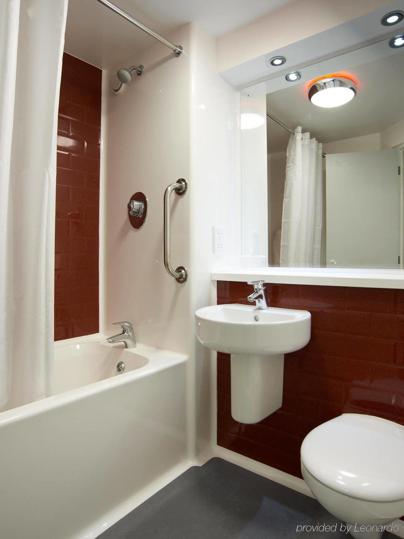 Travelodge London Ealing Eksteriør bilde